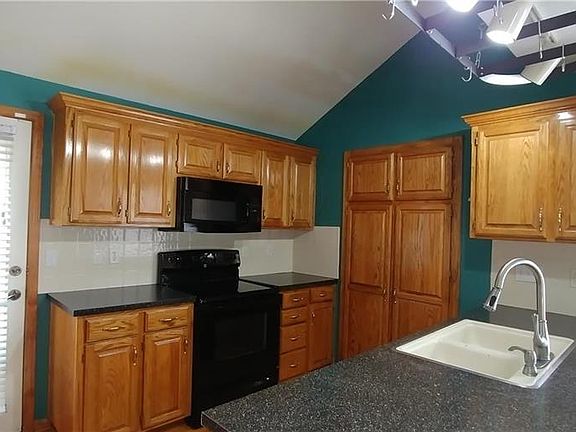 4th image of 904 NE Country Ln