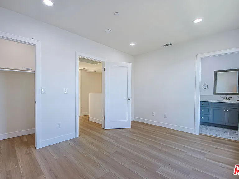 10801 Kling St — Photo 41