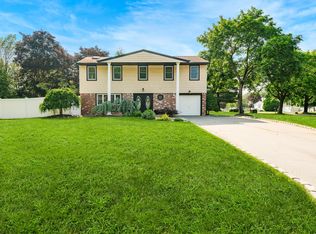 27 Dorchester Rd, Smithtown, NY 11787
