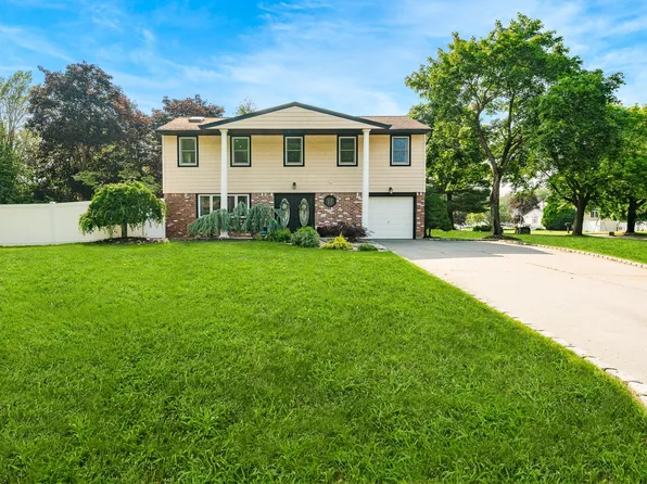 27 Dorchester Road, Smithtown, NY 11787