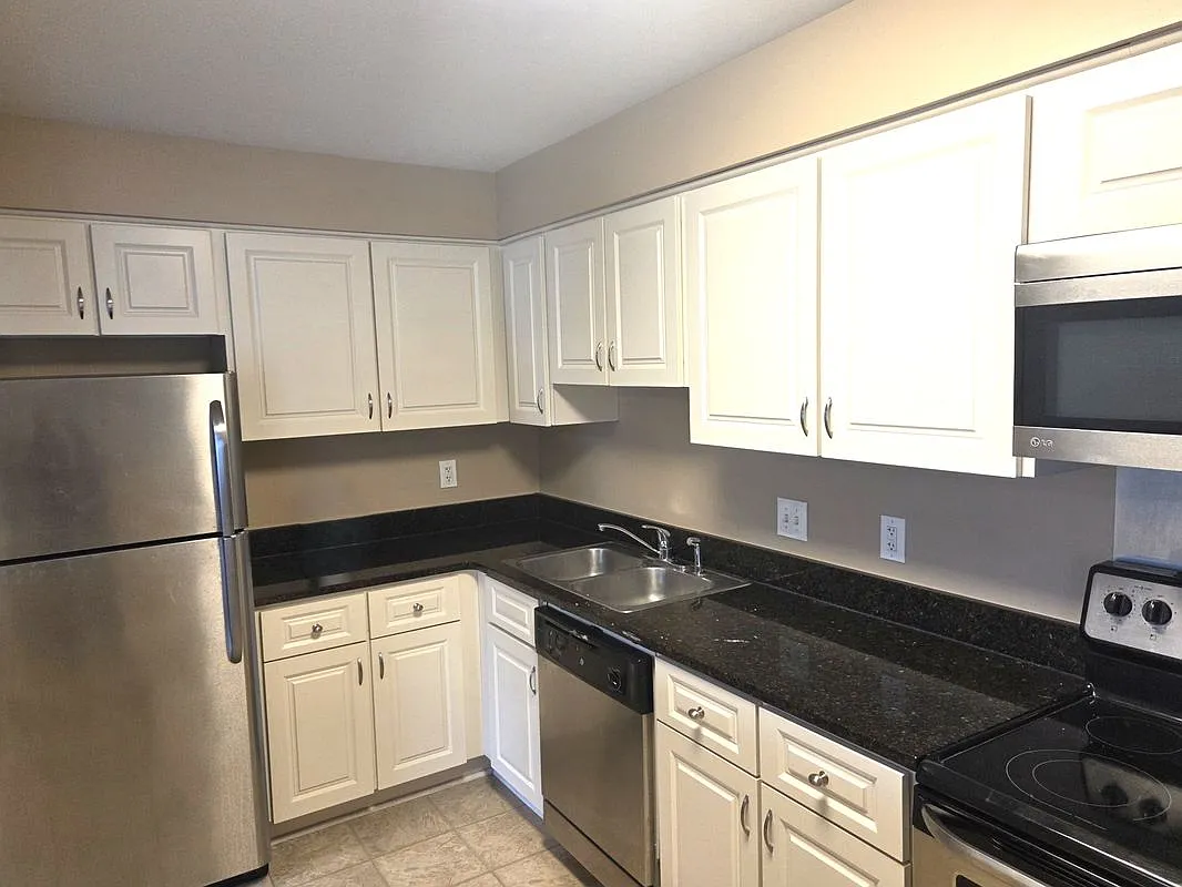 2 bed, 1.0 bath, 1197 sqft, $1,445 — Photo 2