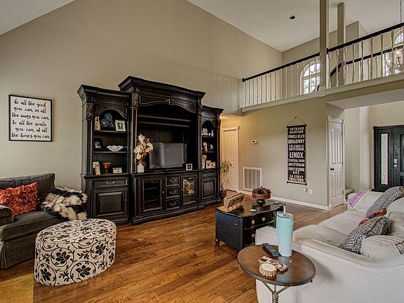 5th image of 838 Pioneer Dr