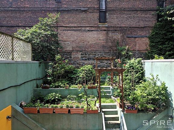 4th image of 916 Pacific St APT 1