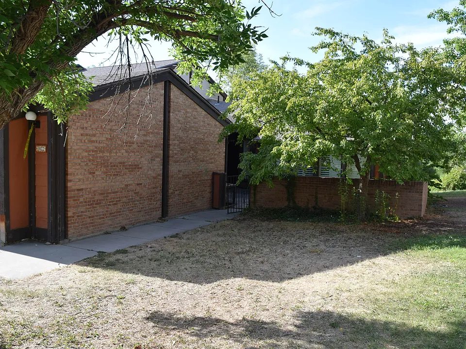 1022 Lakeside Ct