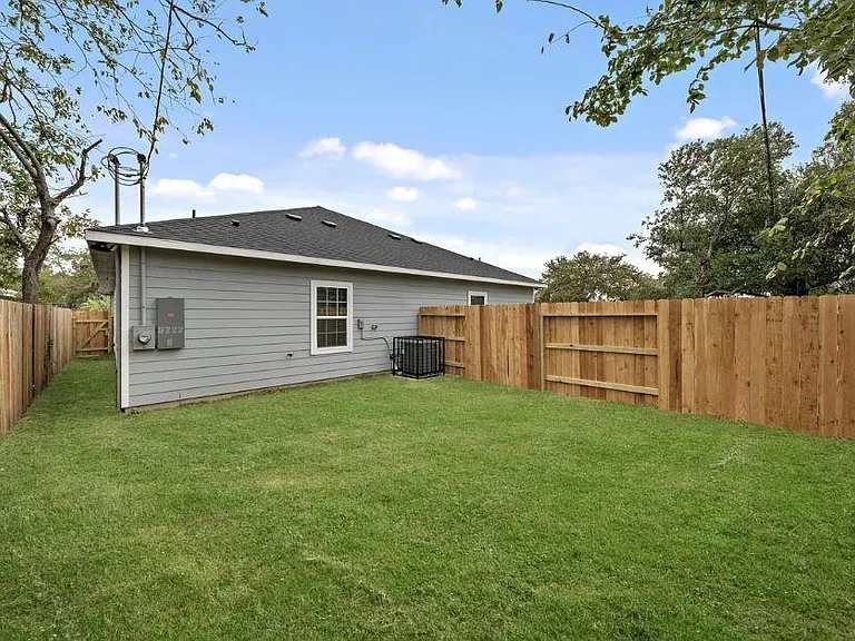 5222 Bataan Rd — Photo 20