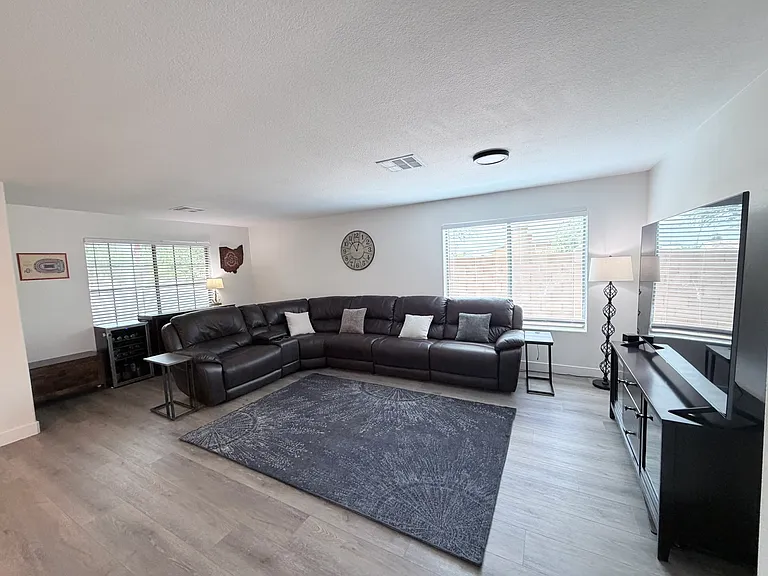 278 E Baylor Ln — Photo 2