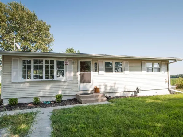 2008 15th St, Viola, IL 61486