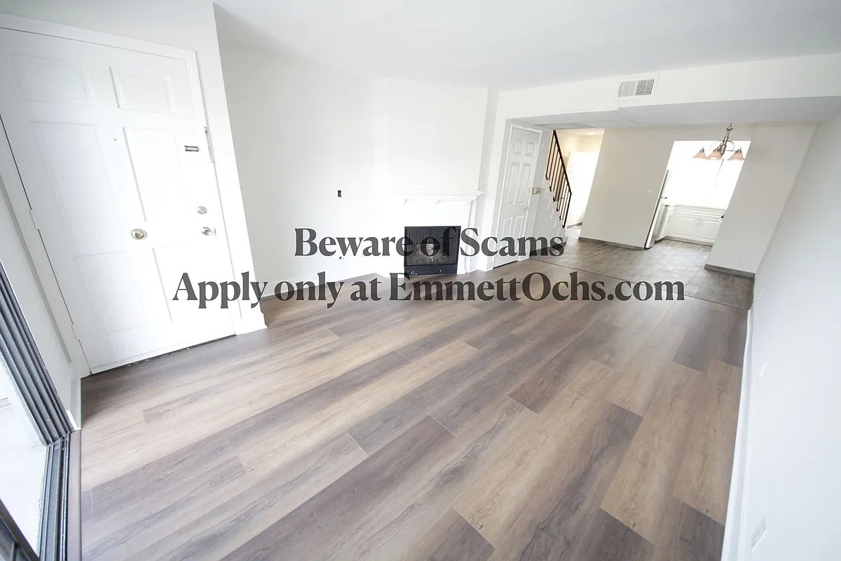 Building Photo - Bundy Townhomes
