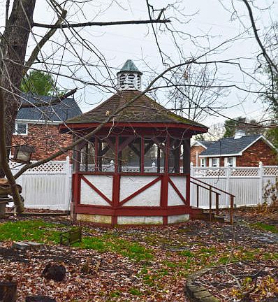 3rd image of 885 Mountain View Dr