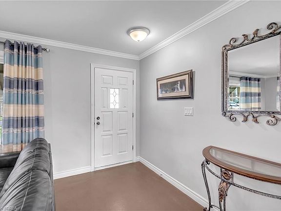 4th image of 7 Willowdale St
