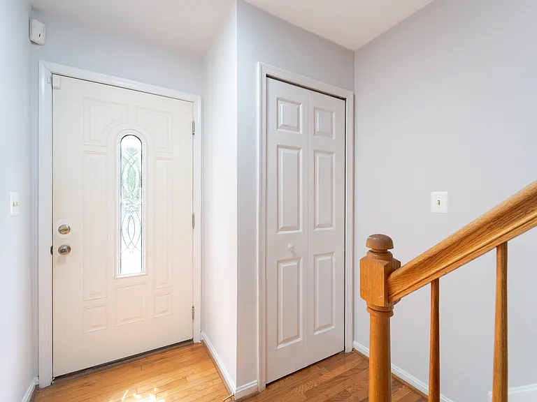 413 Lakeview Ct — Photo 3