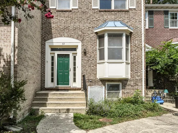 32 Carriage House Cres, Alexandria, VA 22304
