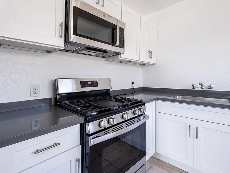 924 N Kingsley Dr — Photo 2