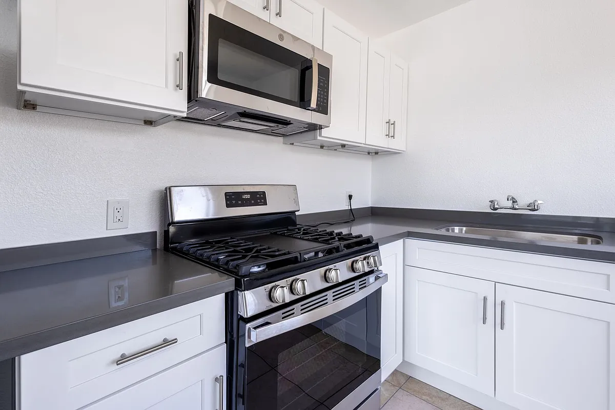 Building Photo - 924 N Kingsley Dr