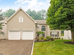 16 Red Bud Ln, Green Brook, NJ 08812