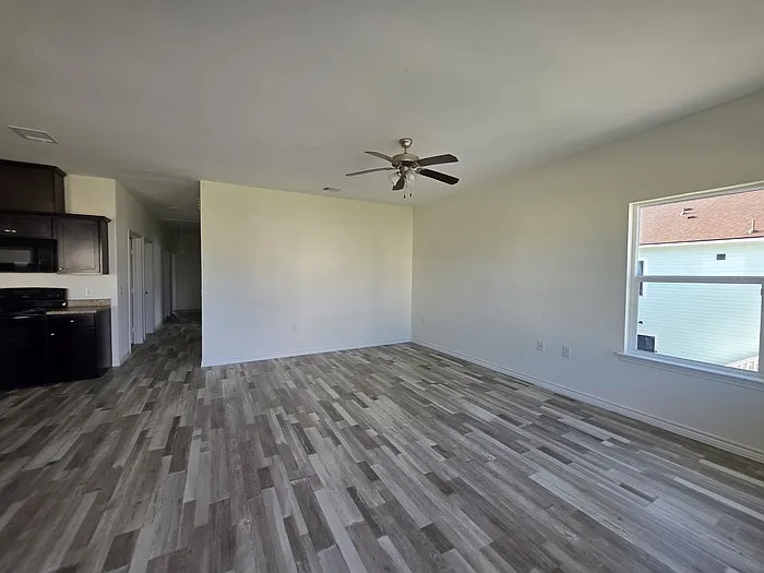 4 bed, 2.0 bath, 1432 sqft, $1,601 — Photo 3