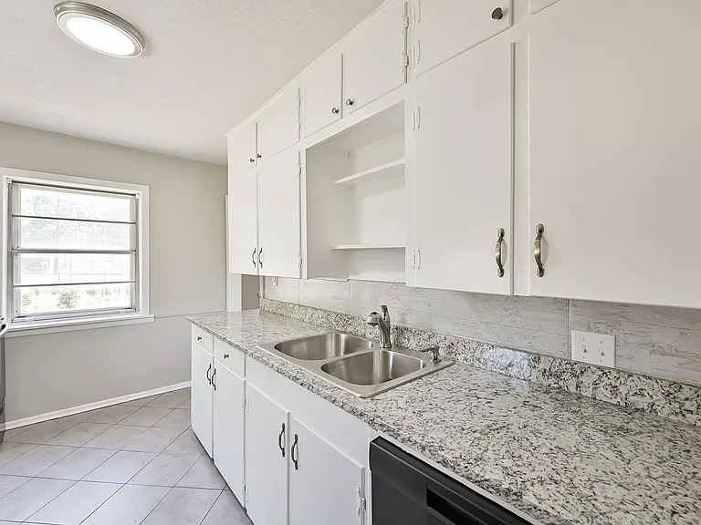 1501 Greenbrier Dr — Photo 22