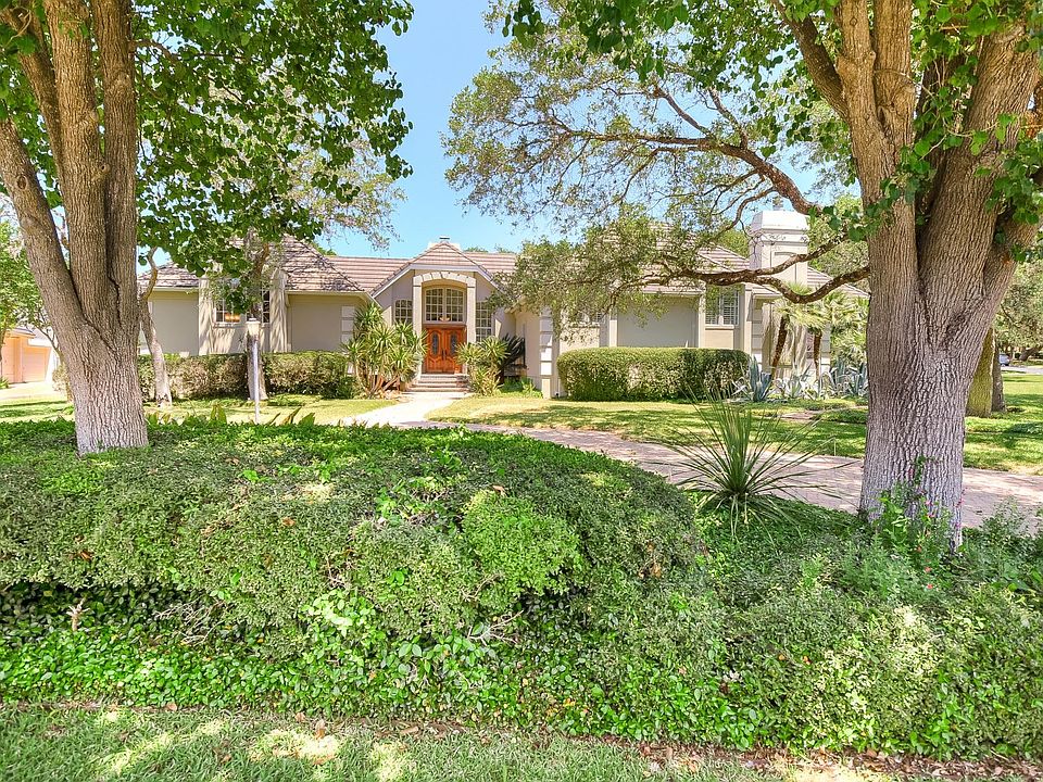 1st image of 5 Galleria Dr