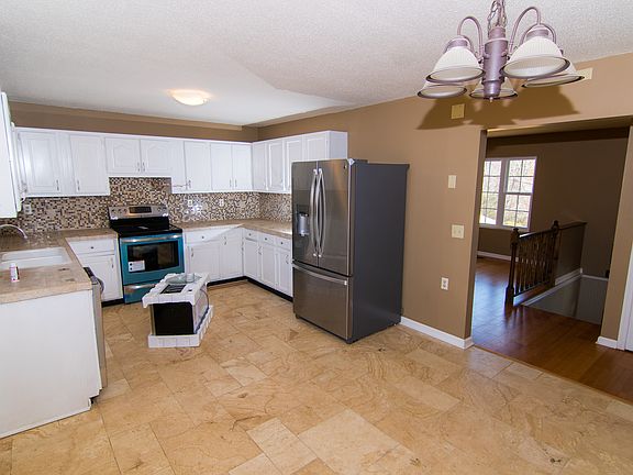 4th image of 924 Cleveland Dr