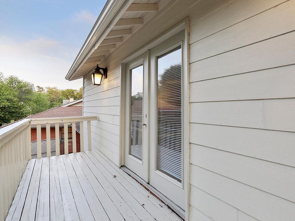 Freshly painted deck with sunrise and sunset views!