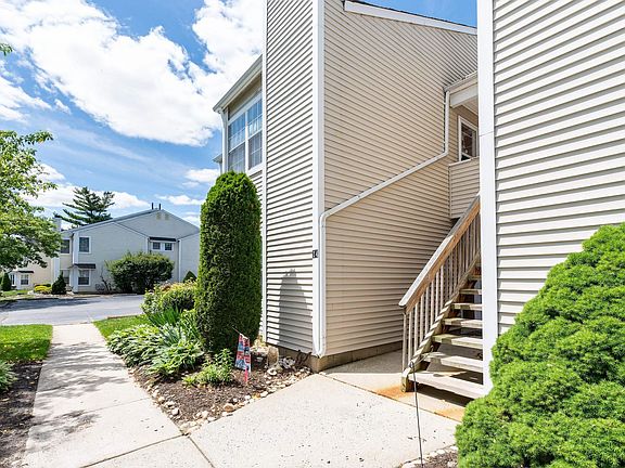 2nd image of 32 Malibu Way #32