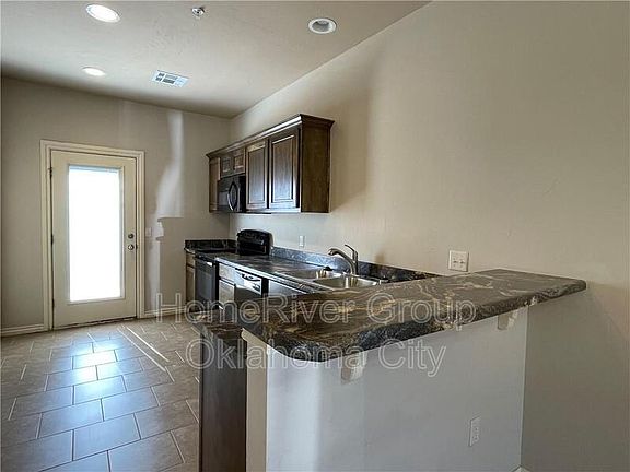 3rd image of 1008 SW 92nd St