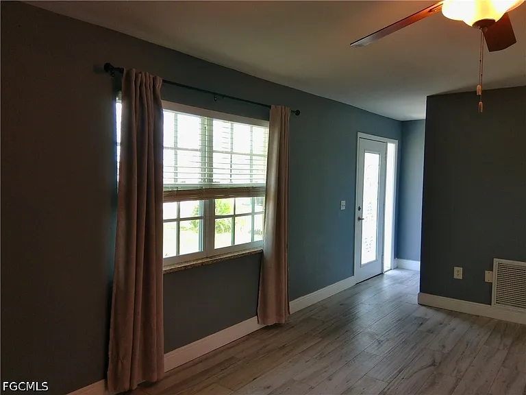 893 Iris Dr — Photo 3