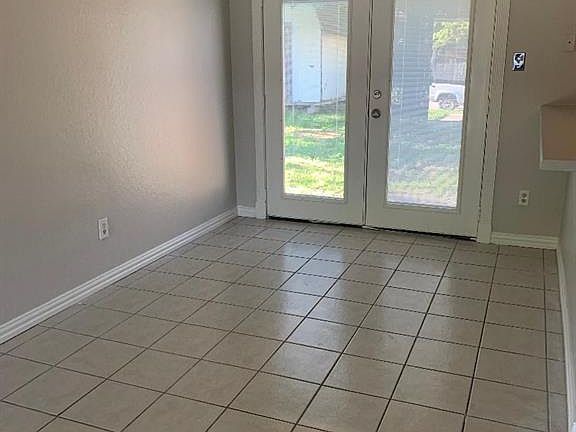 3rd image of 1117 E Linda Dr