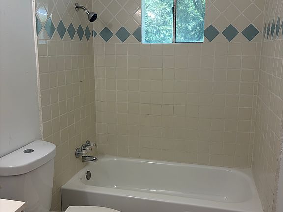 5th image of 102 Connie Dr