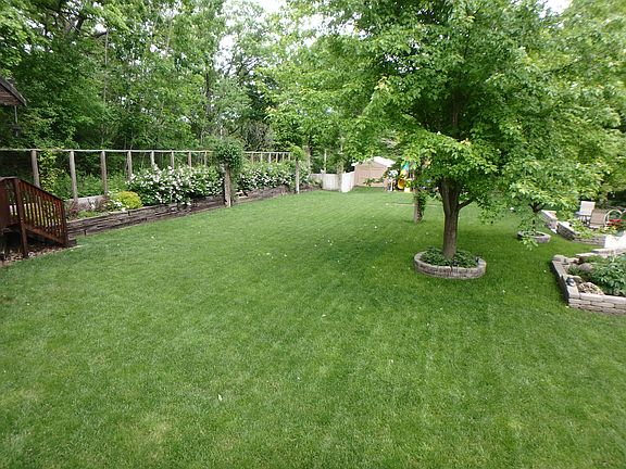3rd image of 990 Oakridge Dr