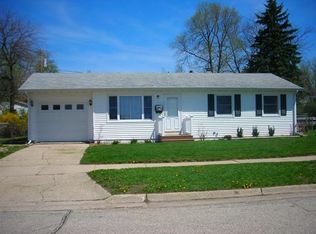 1825 S Oakhill Ave, Janesville, WI 53545