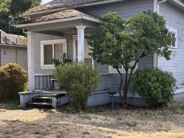 6104 NE Halsey St, Portland, OR 97213