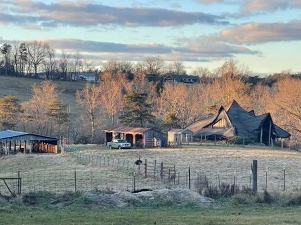 2822 Mauzy Rd, Berkeley Springs, WV 25411