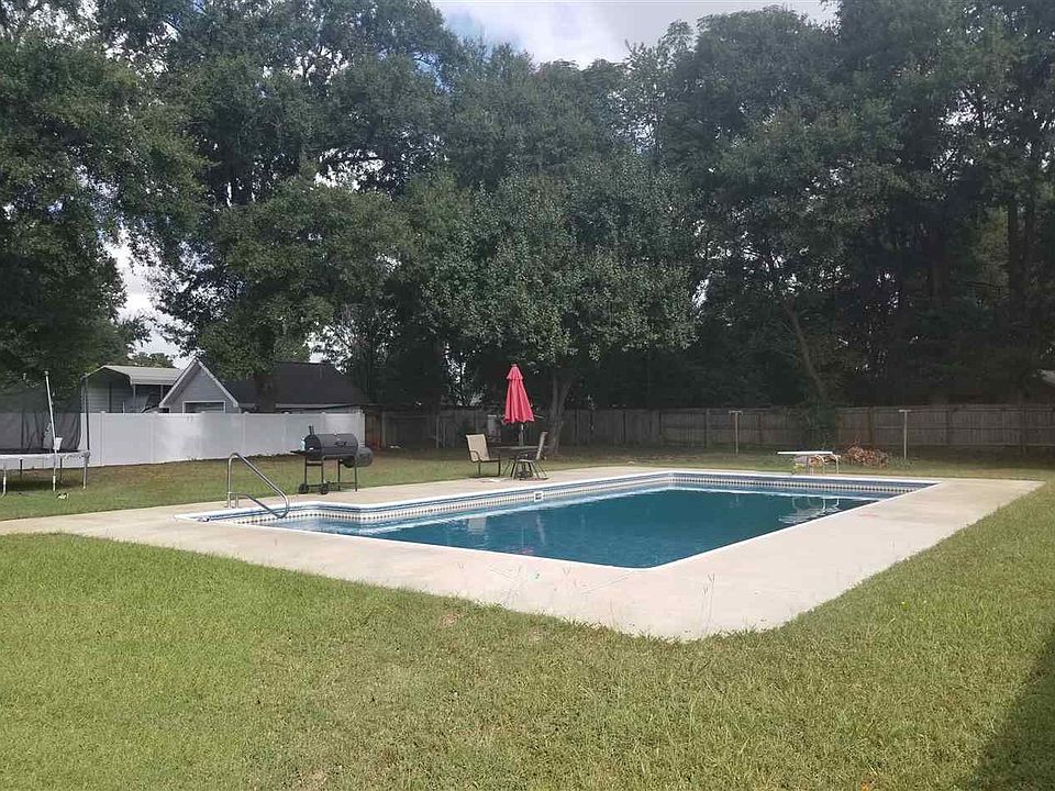2nd image of 407 Sentry Oaks Dr