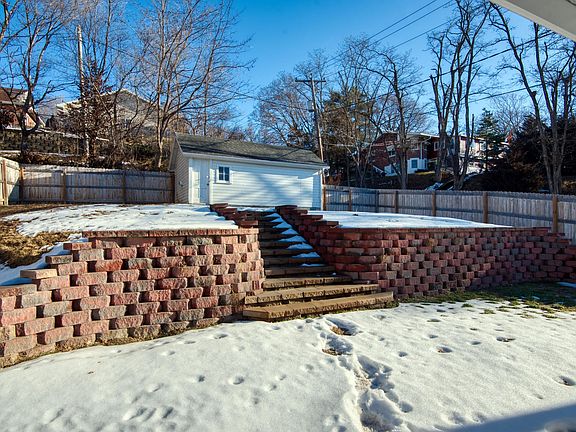 5th image of 453 Frank St
