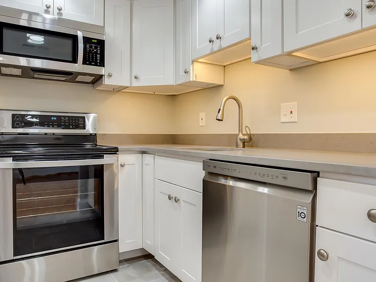 1045 N Stafford St — Photo 10