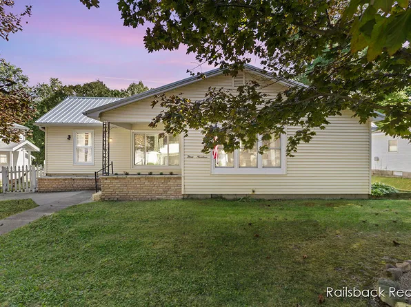 319 S Oak St, Sheridan, MI 48884