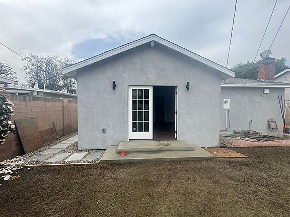 2nd image of 1900 1/2 N Bellflower Blvd