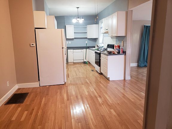 4th image of 322 Hilldale Ave #1