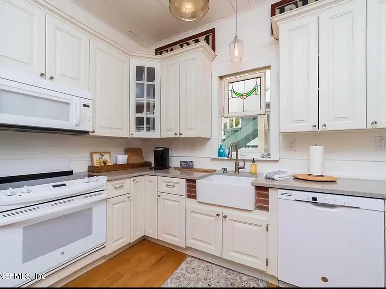 251 Charlotte St #A — Photo 2