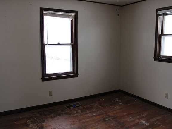 5th image of 311 E Stockdale St