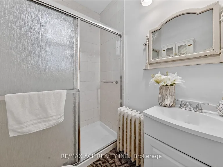 Glebemount Ave — Photo 16