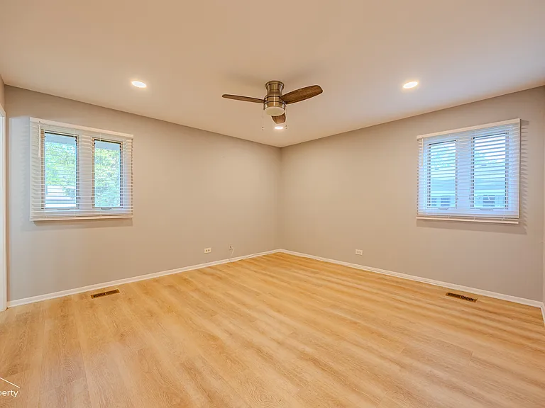 517 N Rohlwing Rd — Photo 8