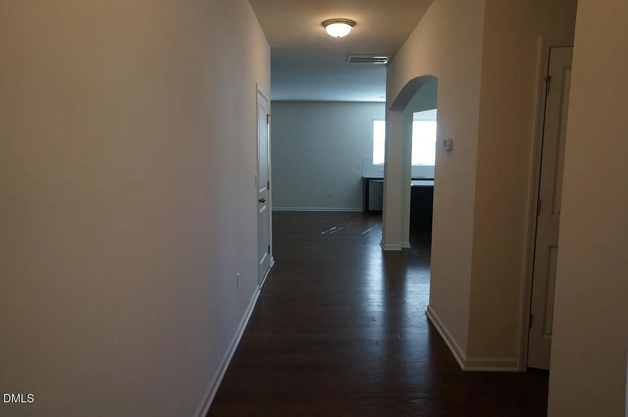 3 bed, 2.5 bath, 2213 sqft, $2,100 — Photo 3