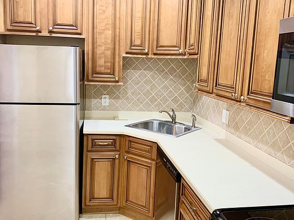 5th image of 403 Marshall St #0