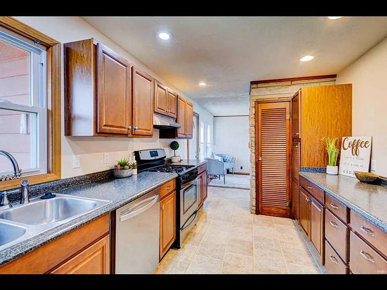 212 Westwood Dr — Photo 9
