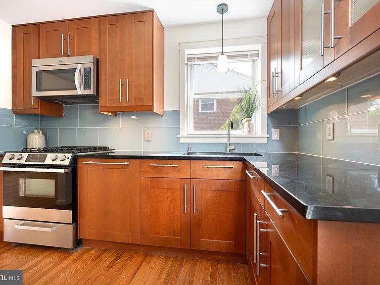 1418 Thornden Rd — Photo 3