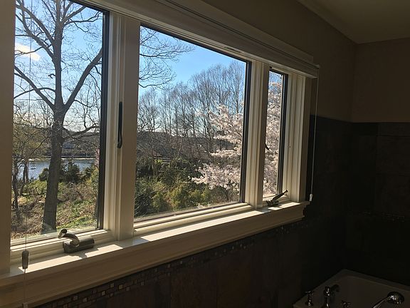 5th image of 15 Harbor Crest Ct