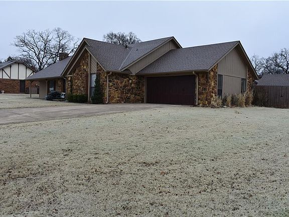 3rd image of 1011 Crestwood Ct