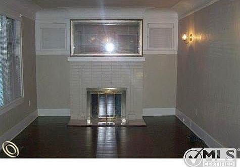 Living Room w-Fireplace